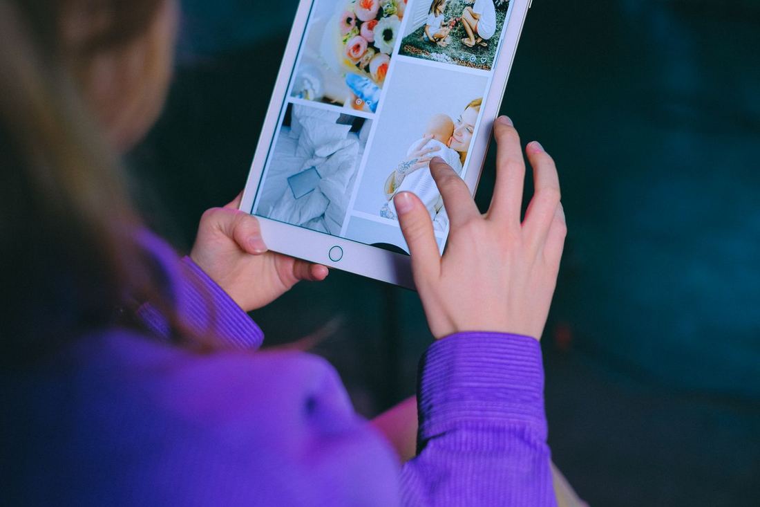 Tabletteki haber akışında parmağıyla gezinen biri