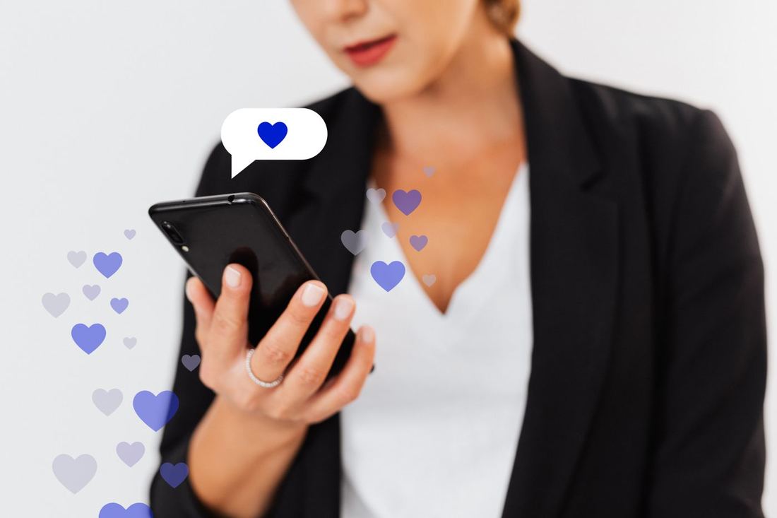 Telefonundaki paylaşıma beğeniler gelen bir kadın